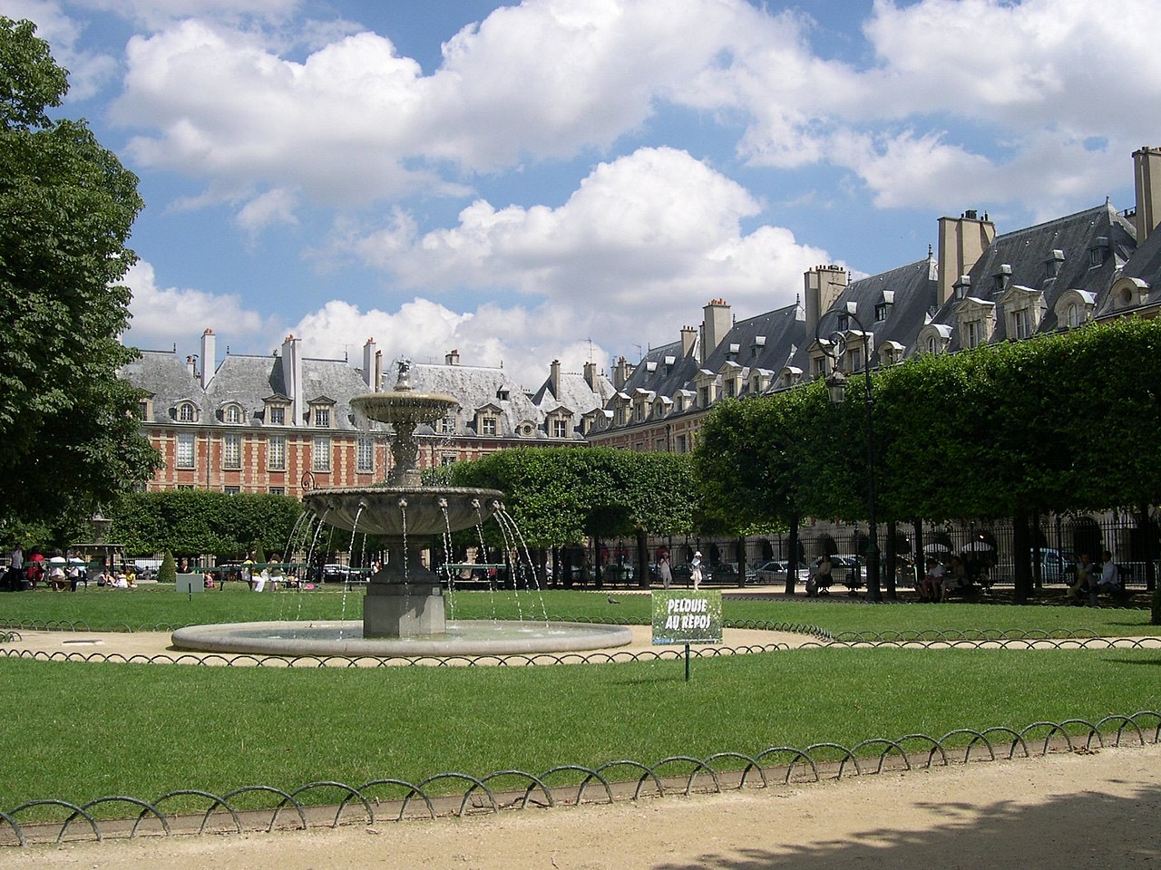 Photo de la place des vosges à Paris.