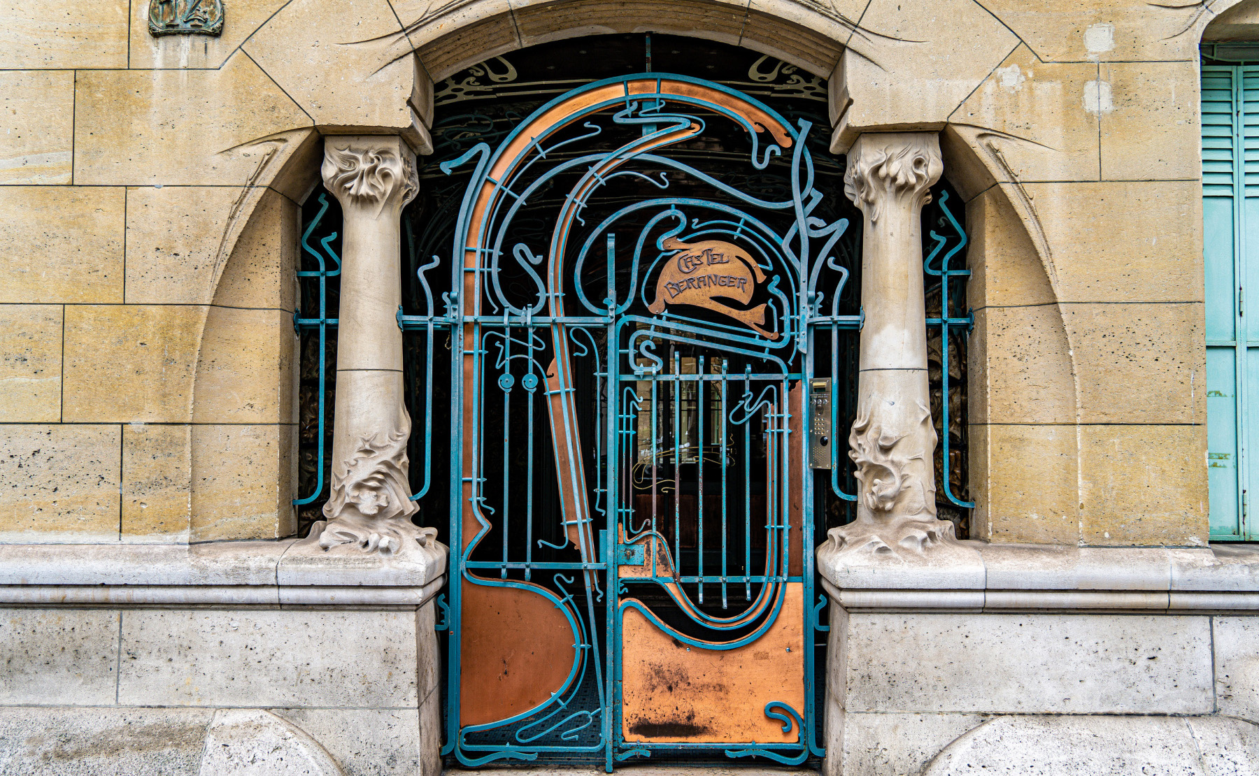 Photo d'une porte d'entrée Art Nouveau dans le 16e Arrondissement de Paris.