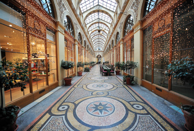 Photo d'un passage couvert à Paris.